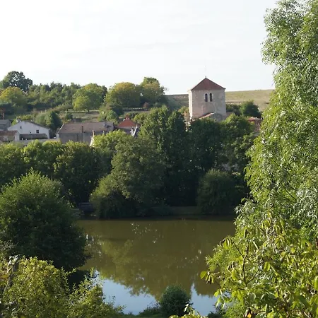 Le Vieux Château De Martin-lars Hébergement de vacances *