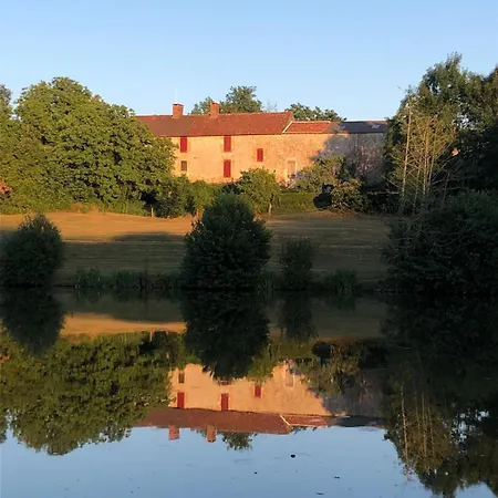Le Vieux Château De Martin-lars Hébergement de vacances *